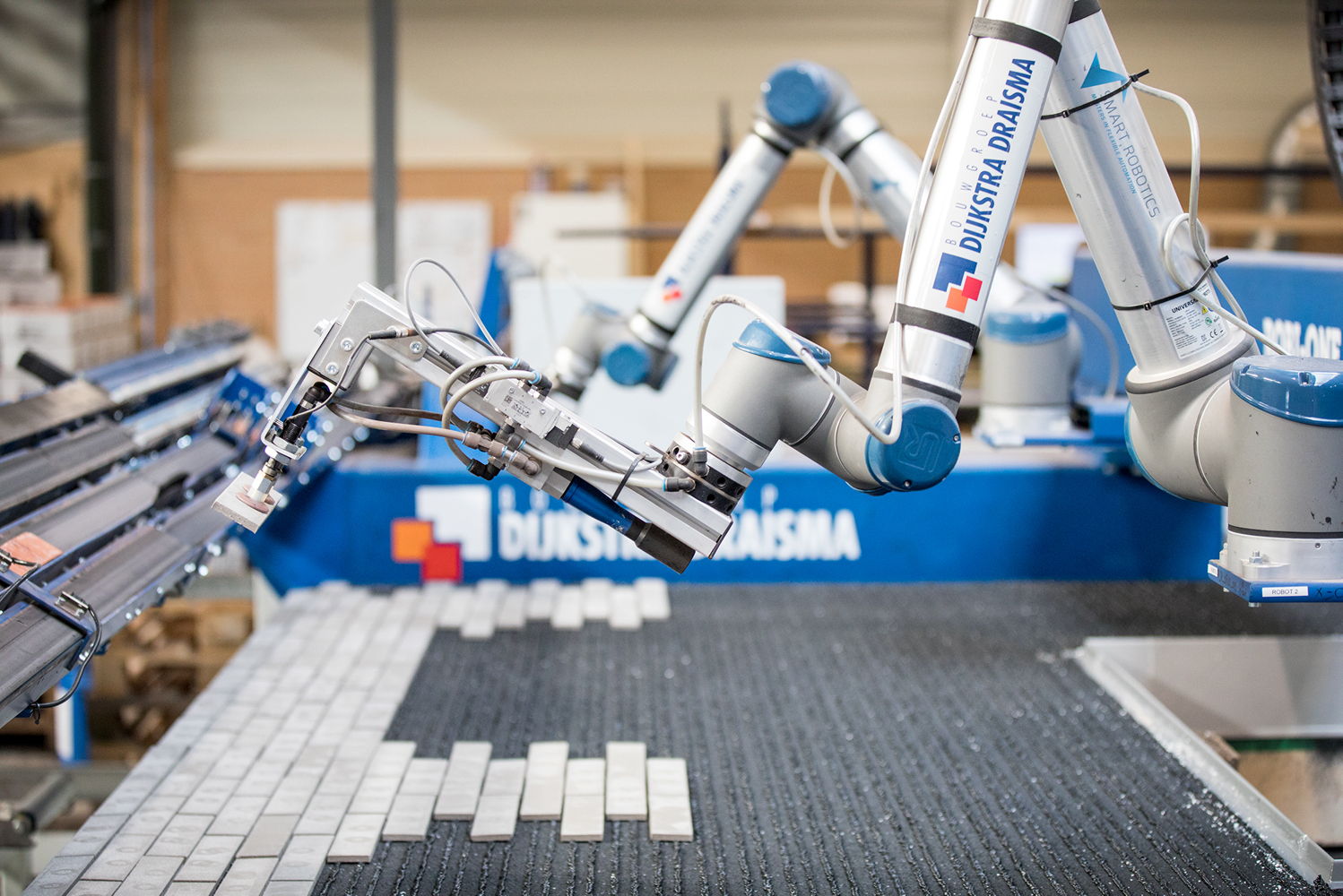 Robots in de innovatieve fabriek van Bouwgroep Dijkstra Draisma in Dokkum