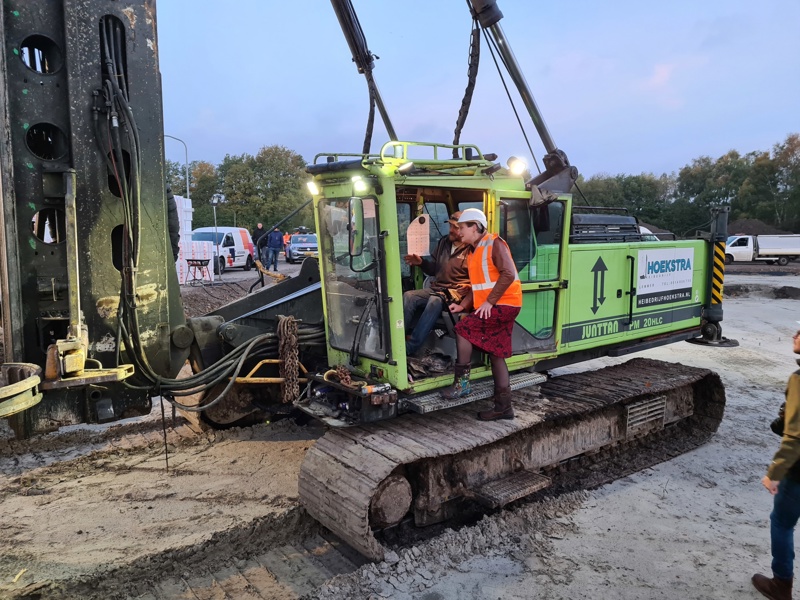 Wethouder Ipema slaat de eerste officiële paal