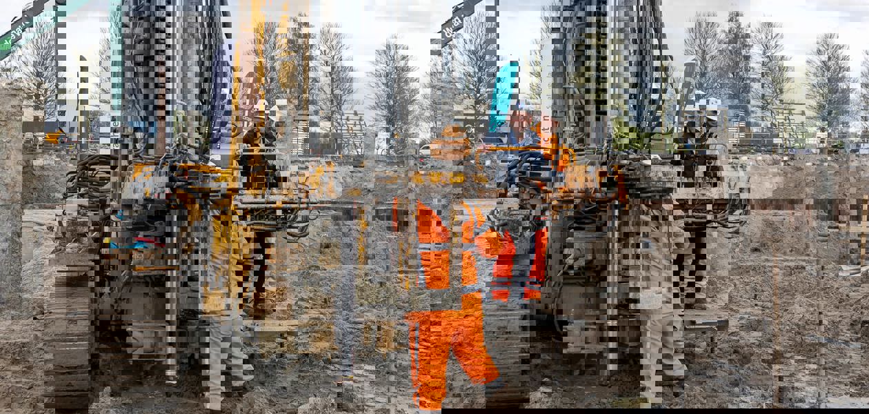 Feestelijke viering eerste paal nieuwbouw zwemcentrum De Welle