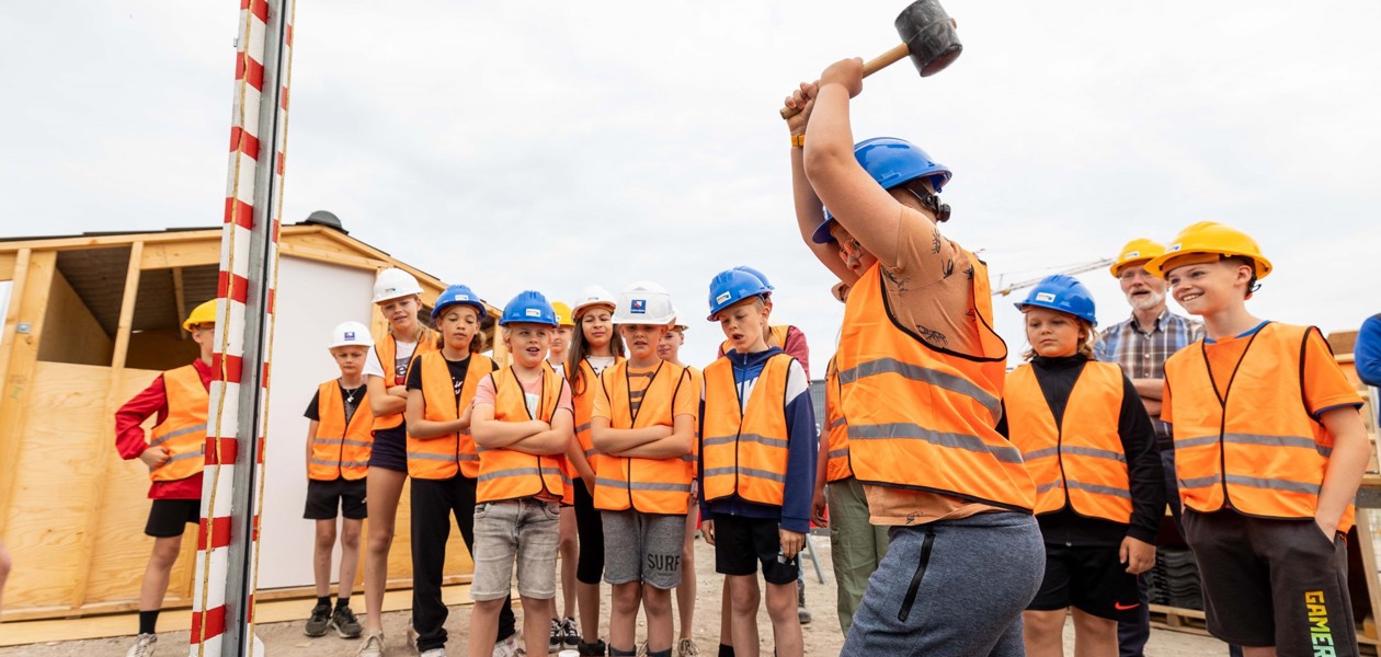 Opening kinderbouwplaats BouwBase op bouwplaats zwemcentrum De Welle in Drachten