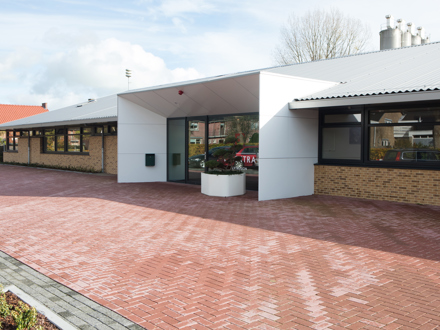 Vernieuwbouw kantoor en productiehal Essentra, Buitenpost
