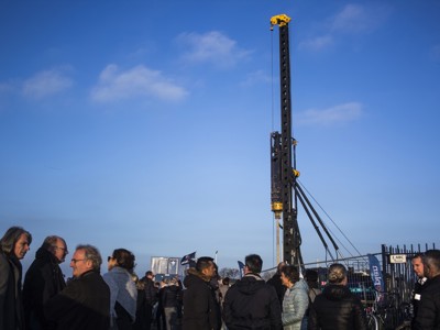 Toekomstige bewoners vieren eerste paal wooneiland Houkepoort in Sneek