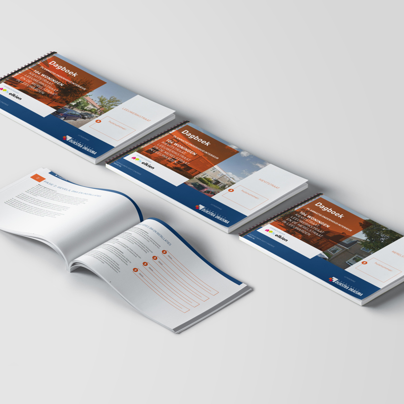 Het team met bewonersconsulenten bij de modelwoning van een de droogstapelwoningen in Dokkum.