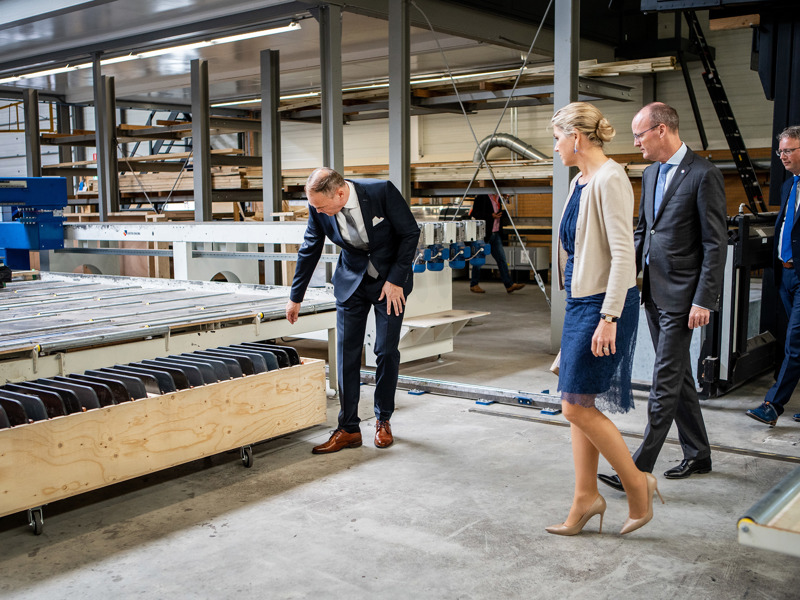 Koningin Máxima tijdens haar werkbezoek aan Bouwgroep Dijkstra Draisma