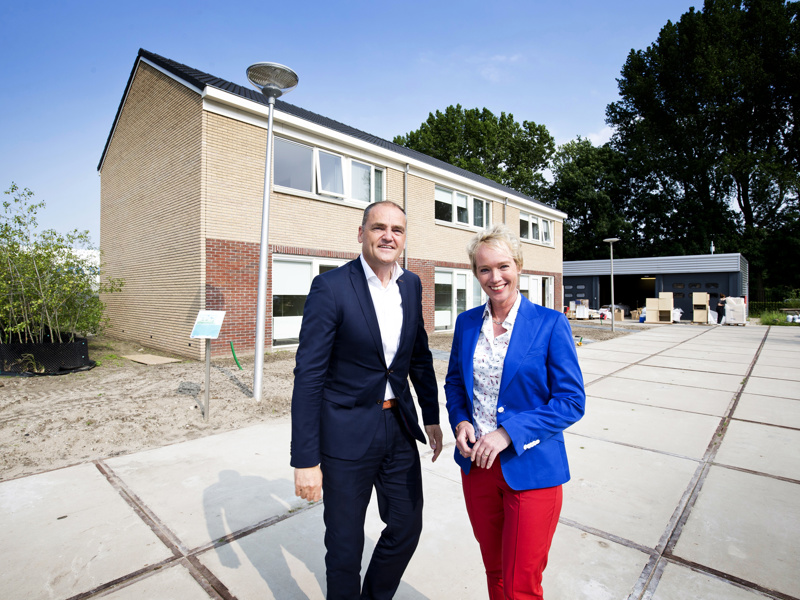 Biense Dijkstra (Directie Bouwgroep Dijkstra Draisma) en Sigrid Hoekstra (WoonFriesland) 