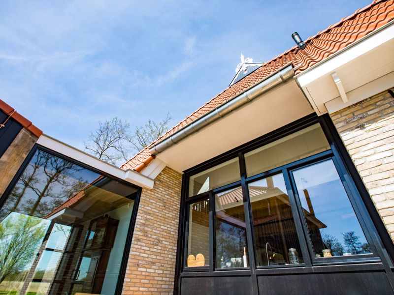 Villa met boothuis
