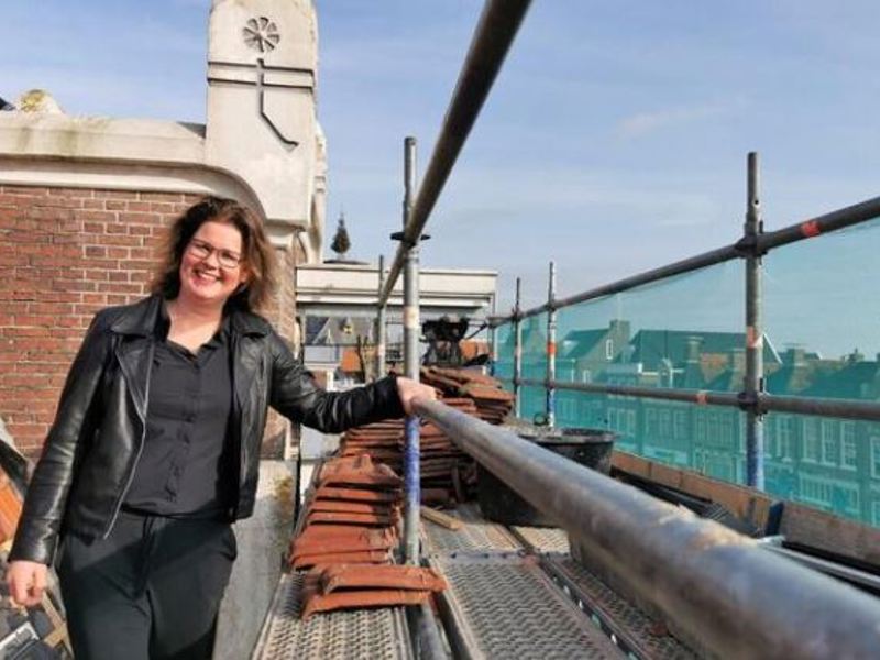 Annette Lunter op de steiger van het in aanbouw zijnde hotel.