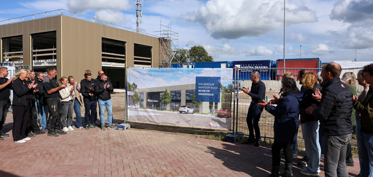 Bouwgroep Dijkstra Draisma viert hoogste punt nieuw kantoor in Dokkum