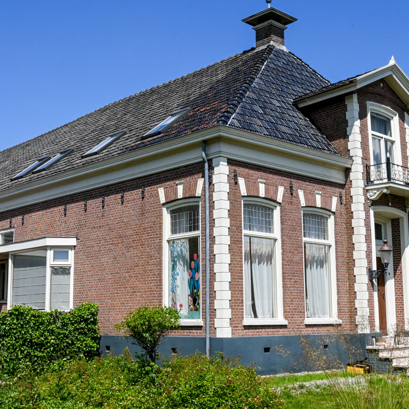 Voorzijde van de getransformeerde melkfabriek in Warten.