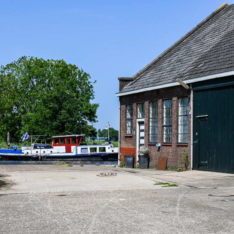 Achterzijde van de getransformeerde melkfabriek in Warten.