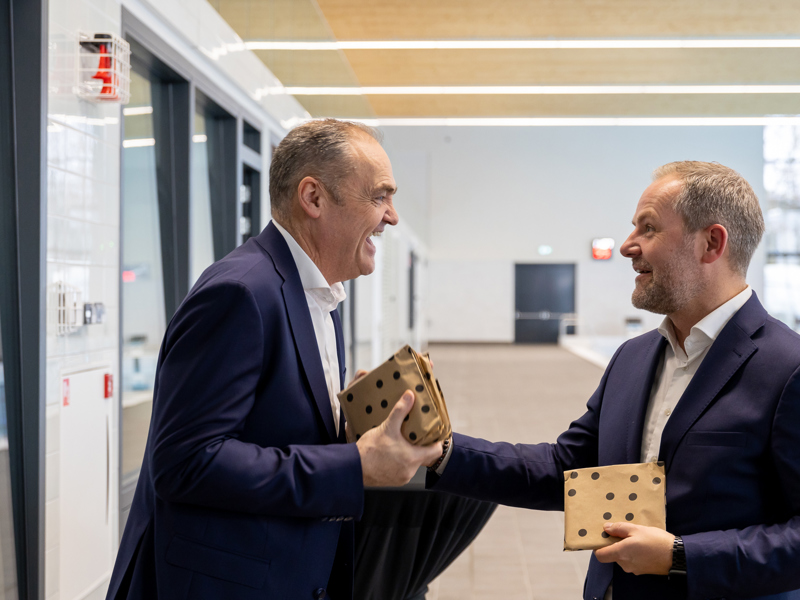 Biense Dijkstra overhandigt het laatste tegeltje aan wethouder Van der Zwan (Foto: Sieta Stel)