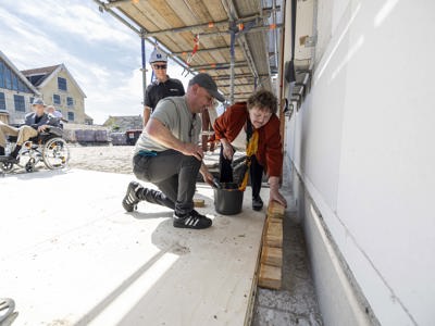 Symbolische steenlegging markeert bouwmijlpaal nieuwe woonlocatie Makkum