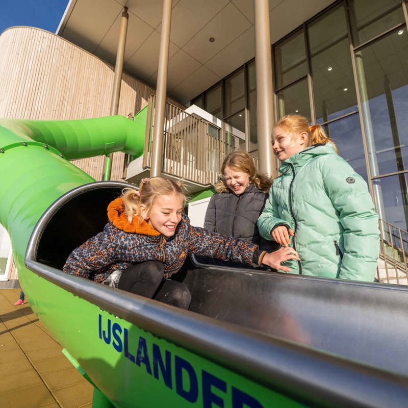 Kinderen spelen onderwijshuisvesting