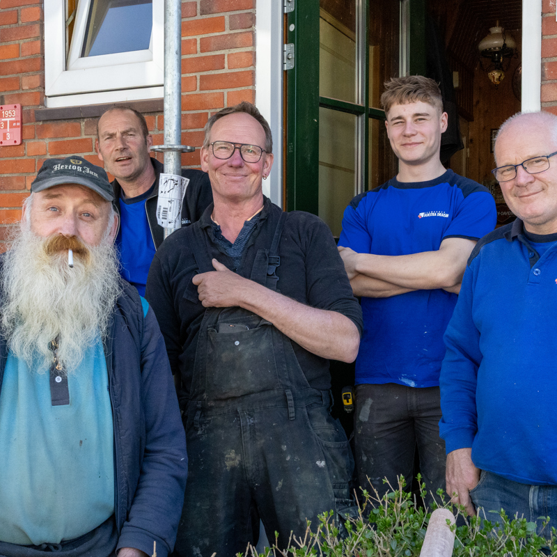 Het team op de bouw met een tevreden bewoner