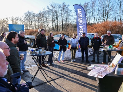 Vrijwilligers De Sûkerei en betrokkenen brengen bezoek aan pop-up werkplaats Bouwgroep Dijkstra Draisma
