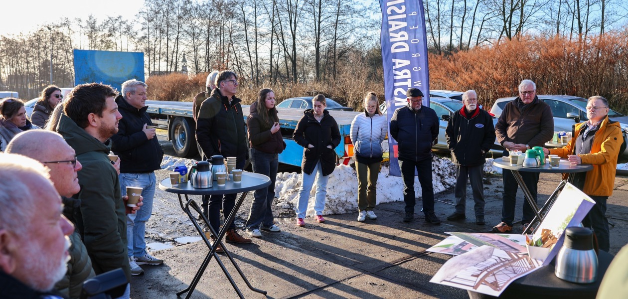 Vrijwilligers De Sûkerei en betrokkenen brengen bezoek aan pop-up werkplaats Bouwgroep Dijkstra Draisma